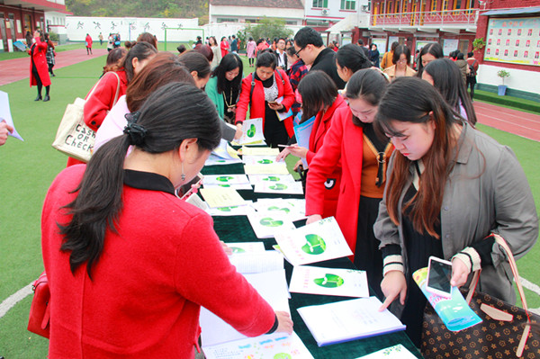 参观汉阴县太平小学_副本.jpg